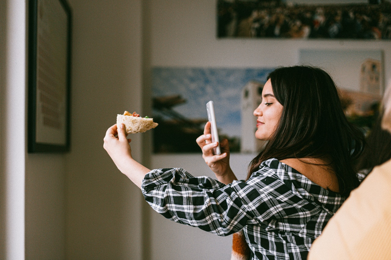 Influenceri care castiga sume uriase din social media
