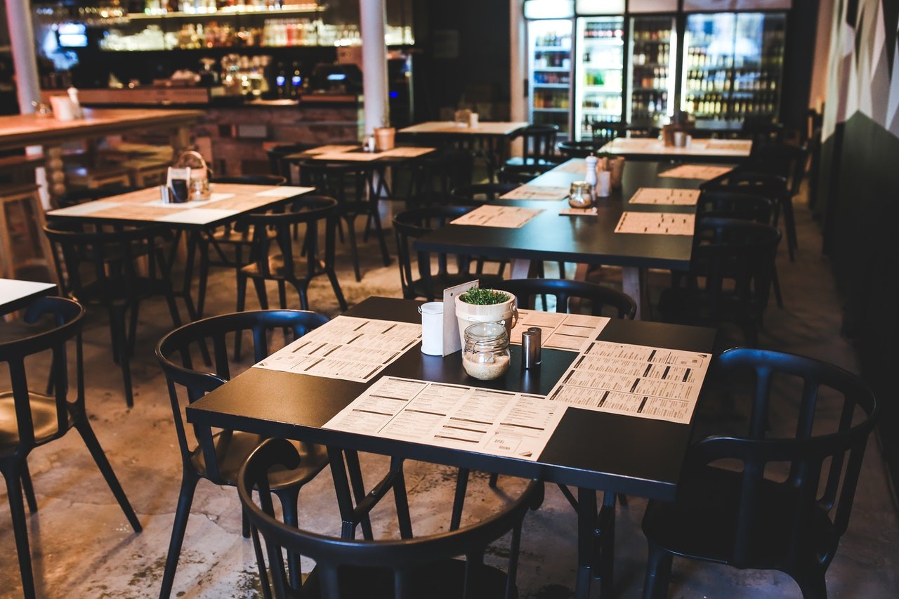 Restaurantele si COVID-19. Cum au reusit sa se adapteze din mers si sa isi redeschida usile/terasele pentru clienti?