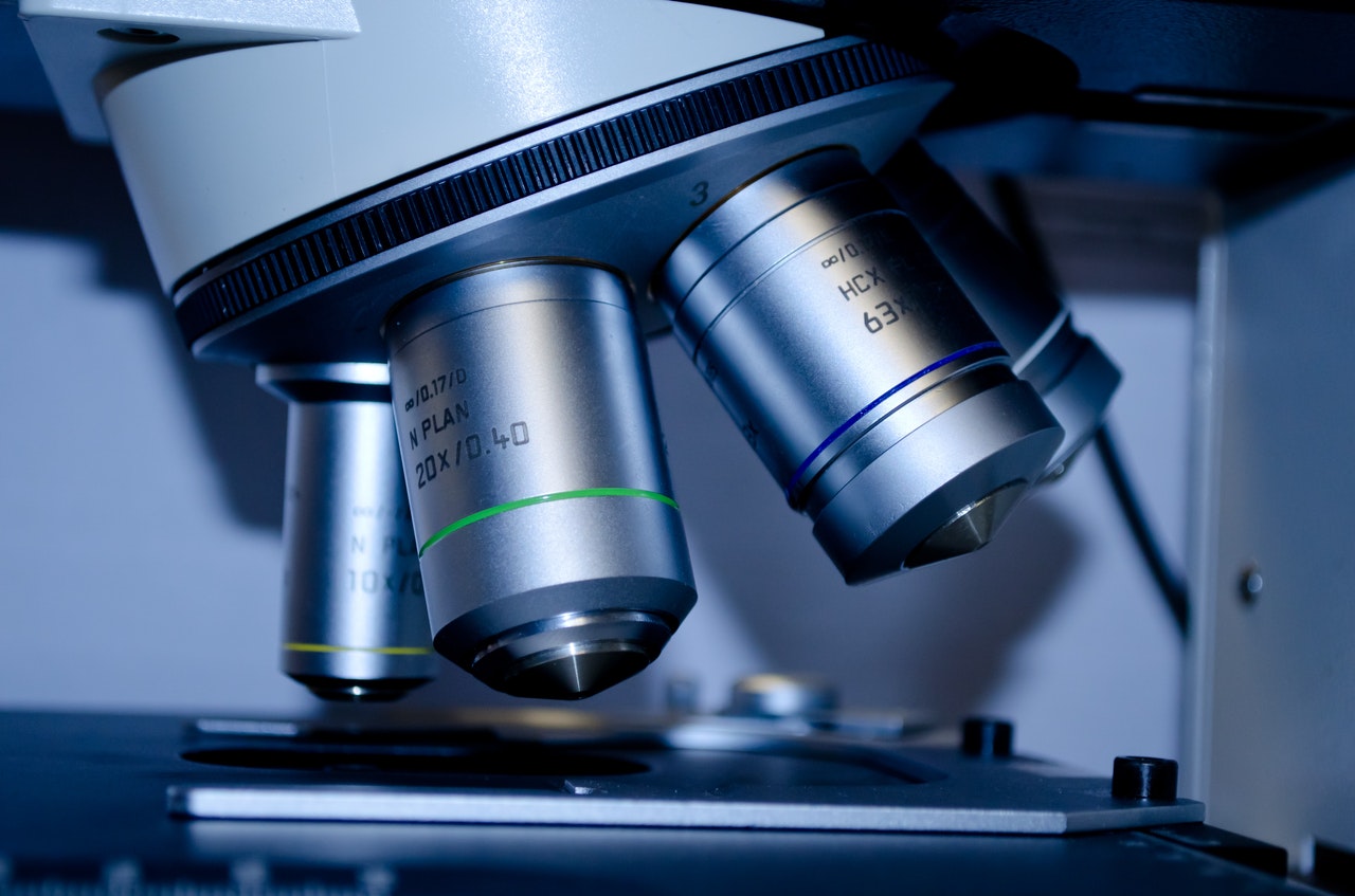 SARS-CoV-2 vs. SARS-CoV. Cat de diferite sunt cele doua tipuri de coronavirus si bolile pe care le provoaca?