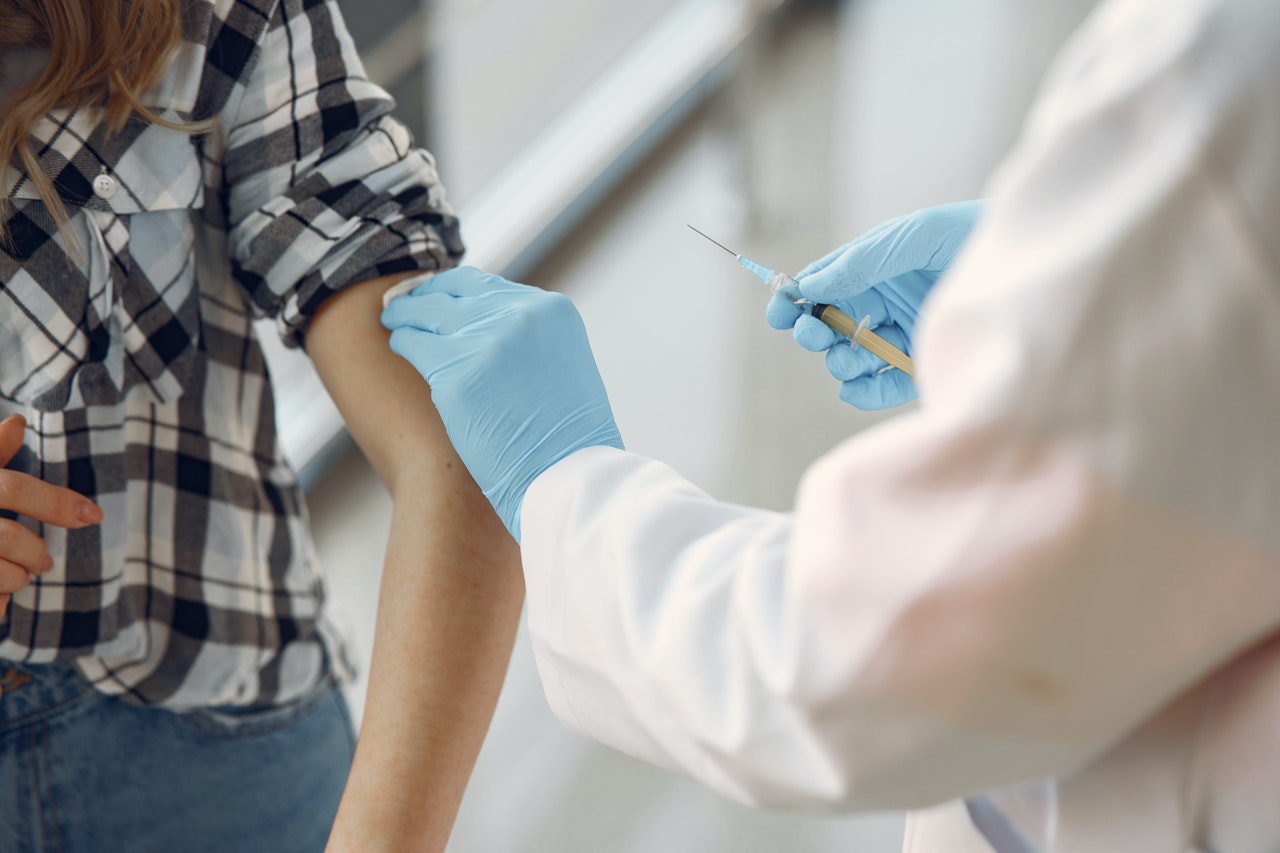 Reactii adverse comune si rare ale vaccinurilor impotriva COVID-19