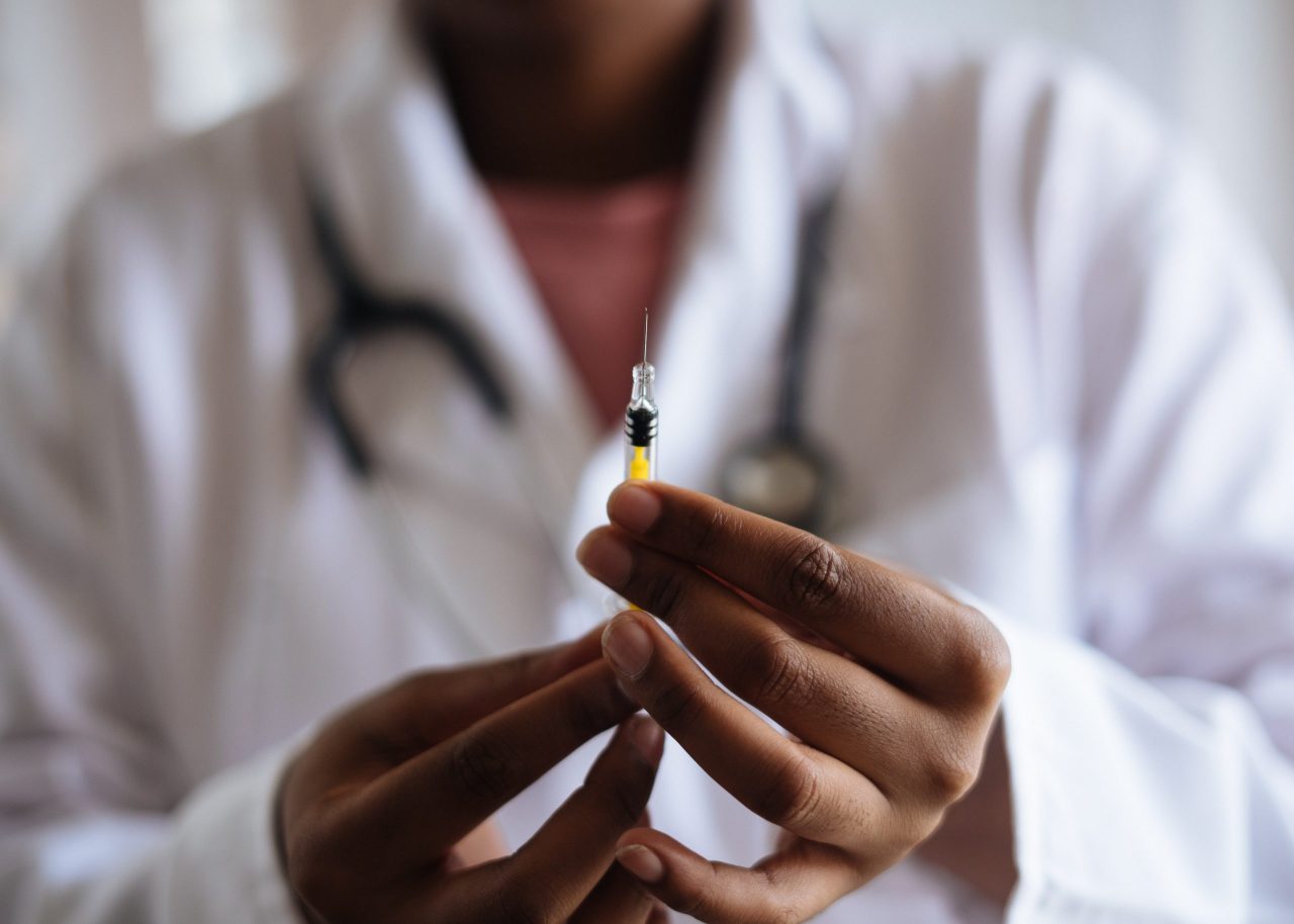 Putem face o doza de rapel (booster) COVID-19 si un vaccin antigripal in acelasi timp/aceeasi perioada?