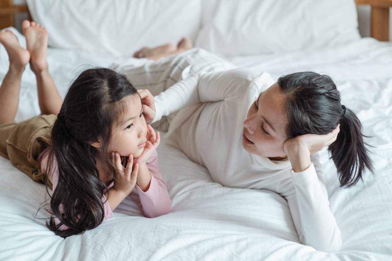 Minciunile albe in parenting. De ce le folosim si ce rol mai are adevarul si onestitatea?