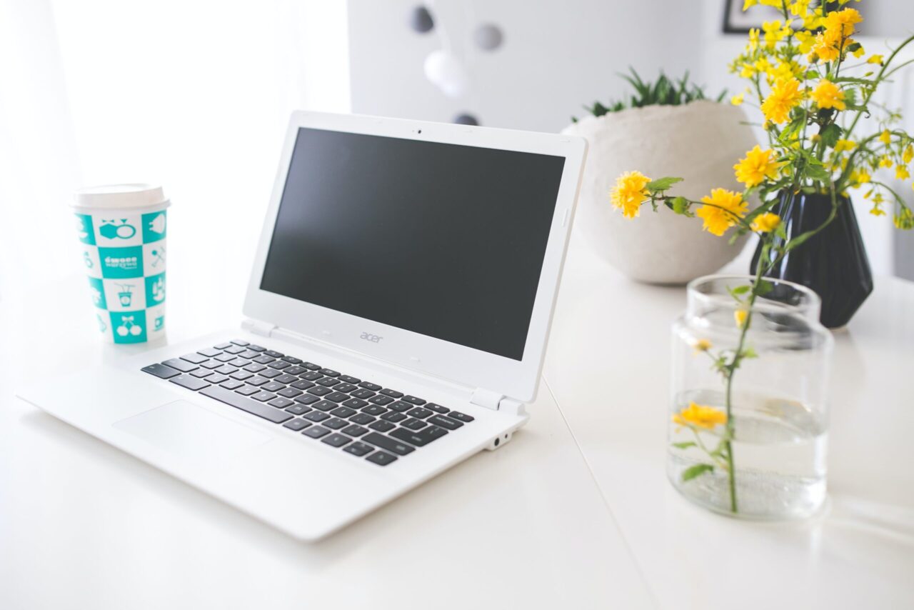 Chromebook sau laptop? Care e cea mai buna alegere pentru portabilitate, flexibilitate si eficienta mai buna?
