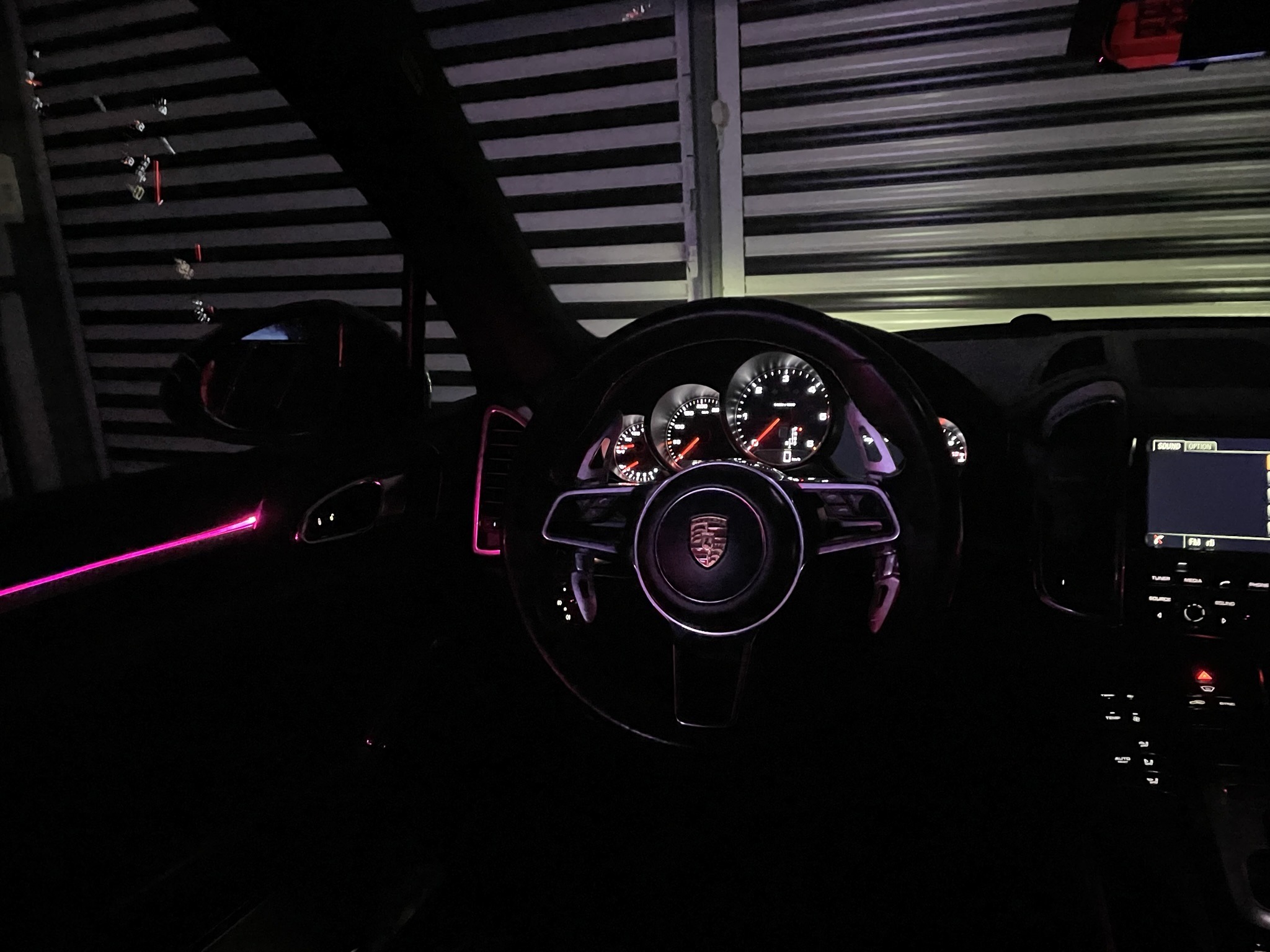 Leduri Ambientale Auto: Transformă-ți Mașina într-o Experiență Premium
