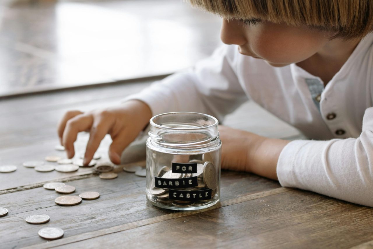 Educatia financiara la copii. De cand incepe si cum arata discutiile despre bani?