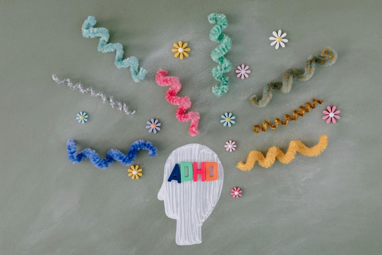 Parentingul, o provocare in cazul copiilor cu ADHD. Stiluri de parenting potrivite si stilurile de evitat