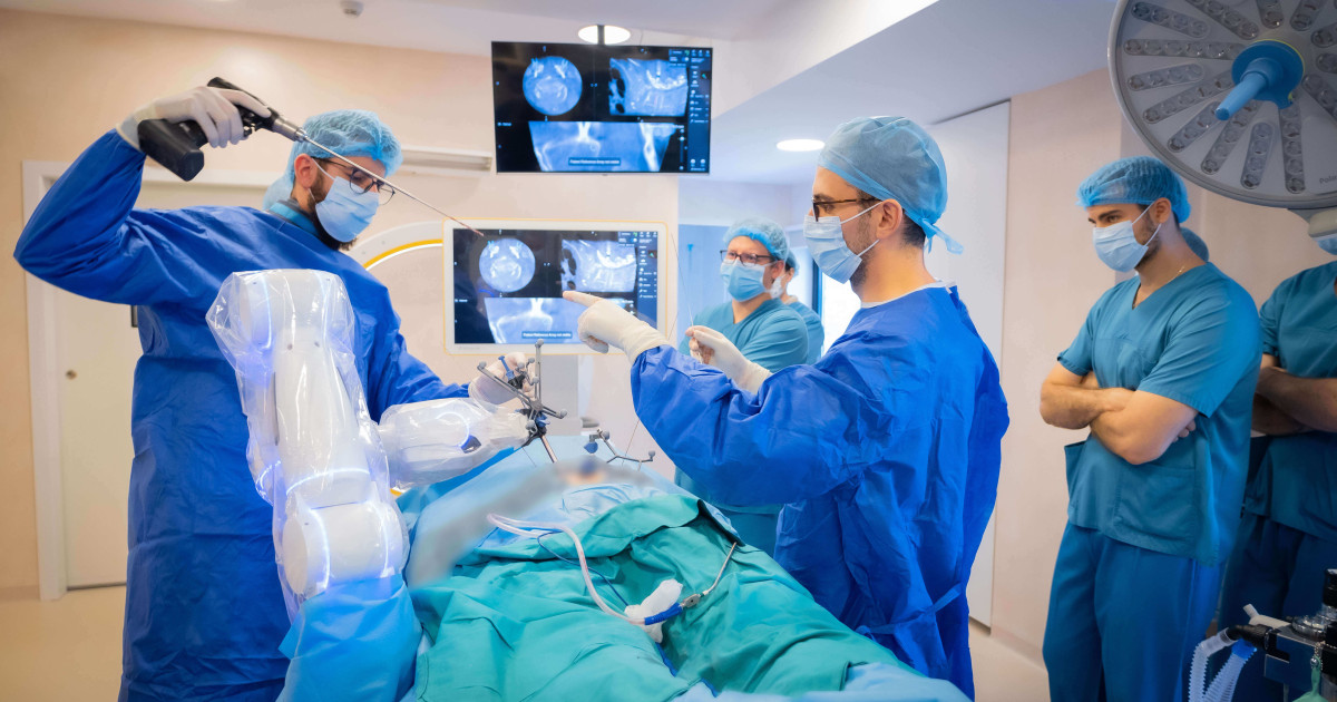 Revoluția Neurochirurgiei: Intervențiile Robotice în Tratamentul Deformărilor Coloanei Vertebrale