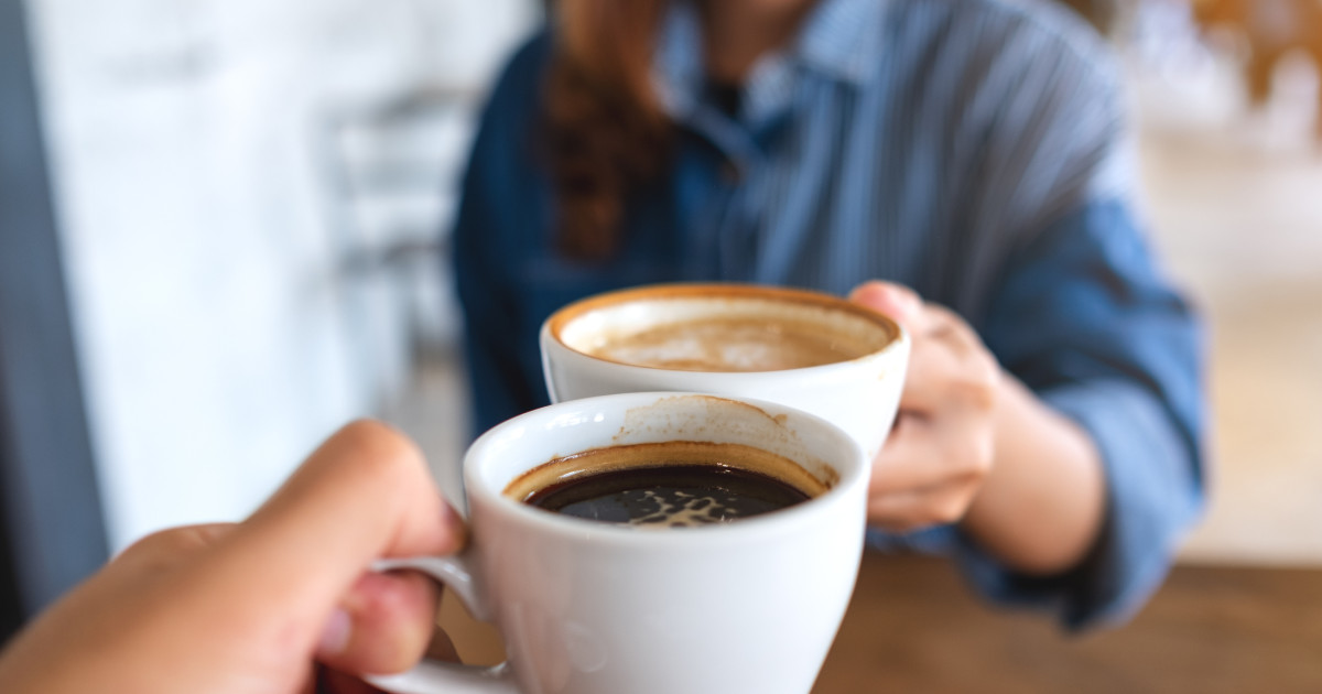 Cafeaua și Sănătatea Mintală: O Analiză Detaliată a Beneficiilor și Riscurilor Consumului Moderat