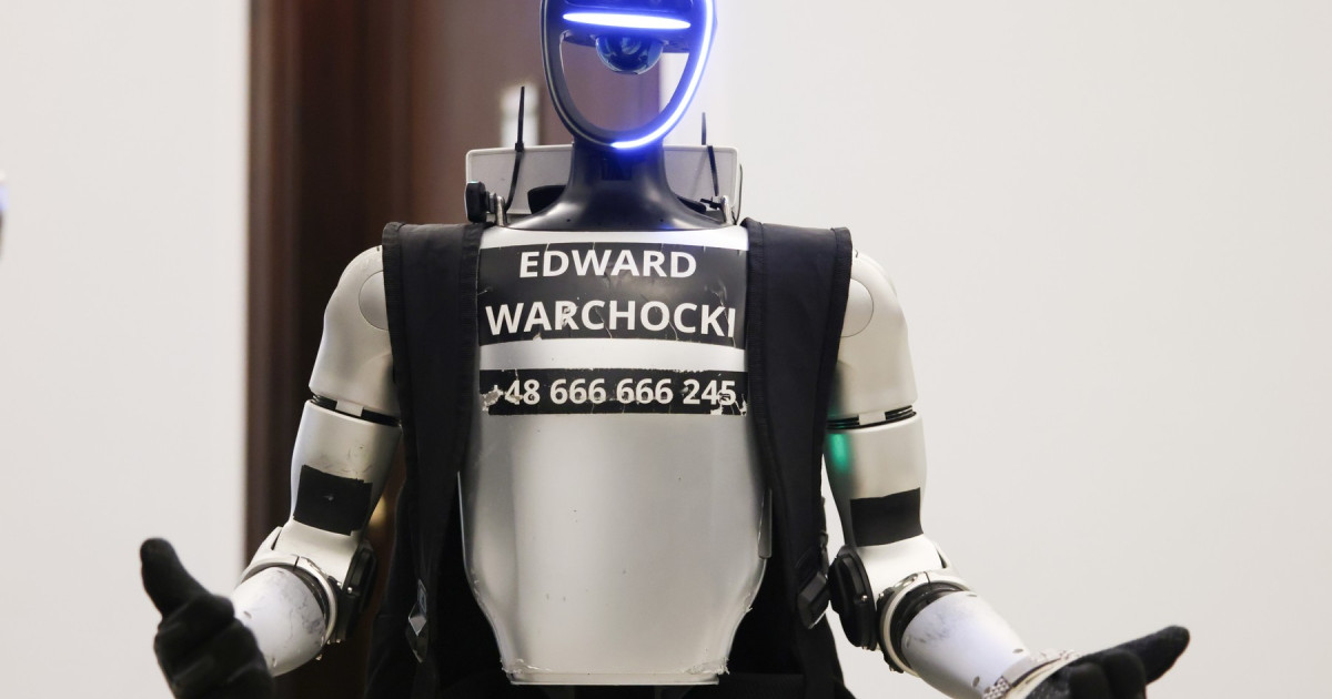 Revoluția Roboților: Cum Edward Warchocki, Robotul Umanoid din Polonia, Își Face Simțită Prezența în Societate