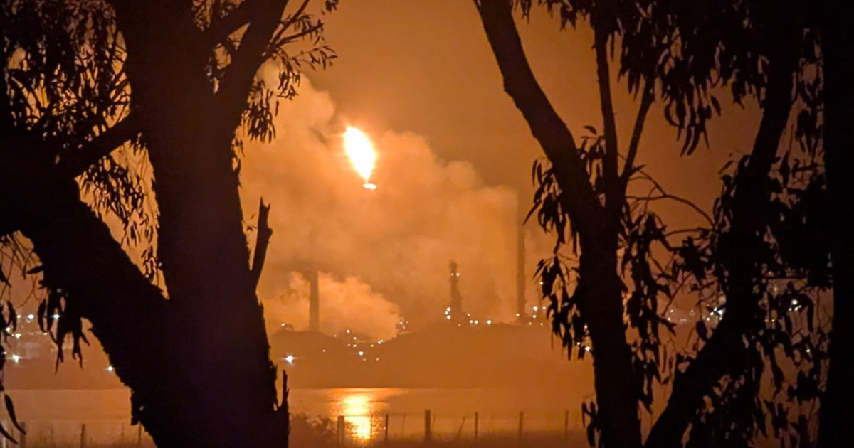 Incendiu devastator la rafinăria Viva Oil din Australia: Impactul asupra industriei de combustibil și al consumatorilor