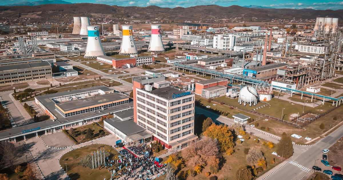 Disponibilizări masive la Chimcomplex: impactul organizațional și reacțiile din partea angajaților și autorităților