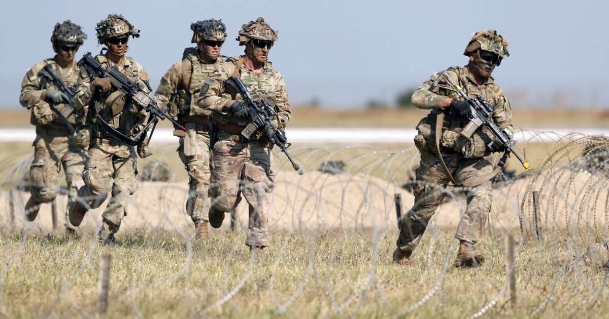 Impactul deciziilor lui Trump asupra NATO și avantajele pentru România în contextul mutării trupelor americane