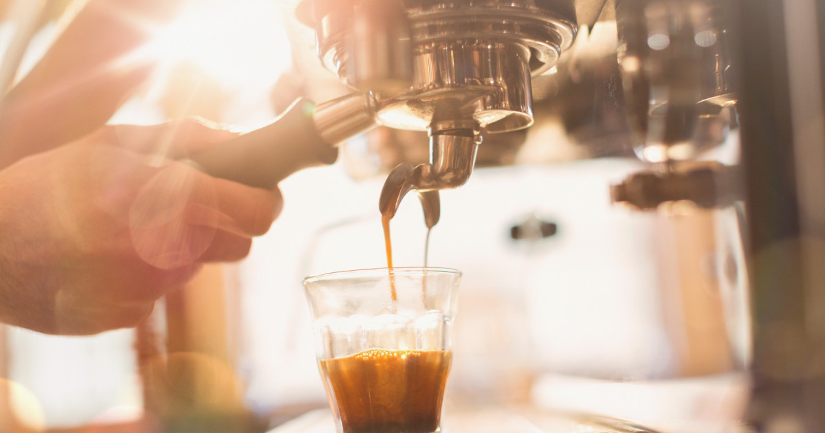 Descoperirea Secretului Cafelei Perfecte: Impactul Originii și Importanța Râșnirii în Gustul Final