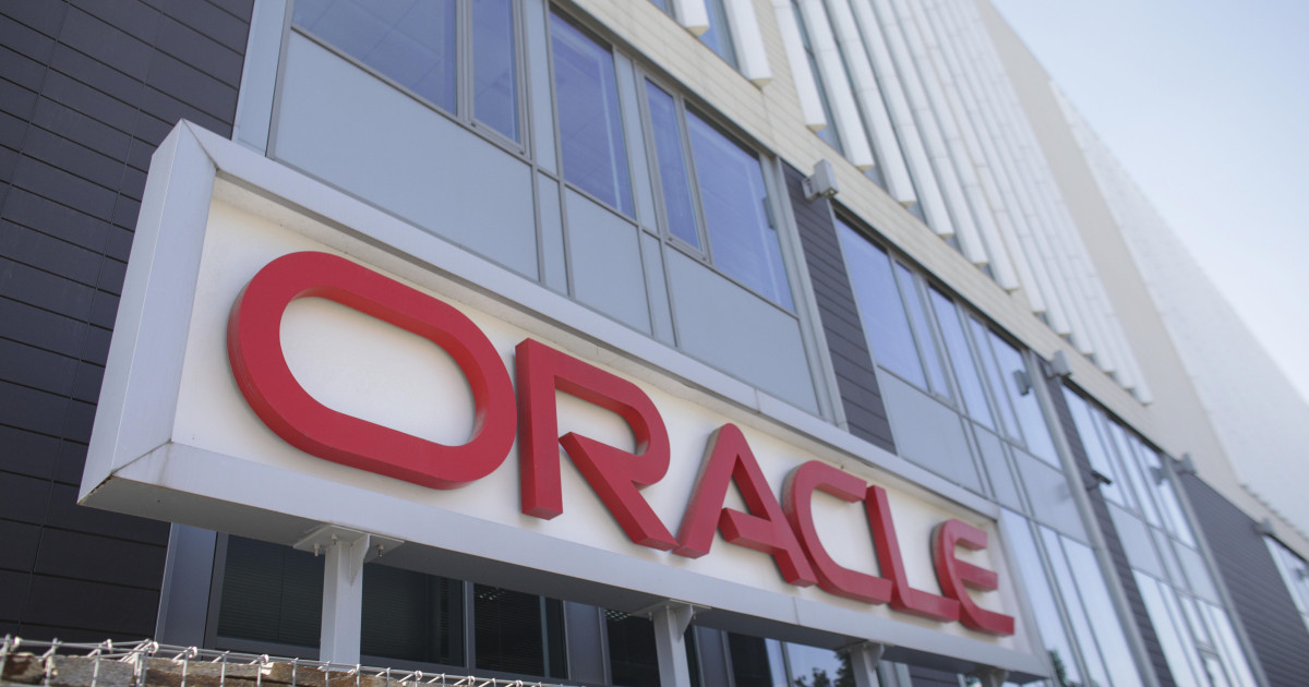 Oracle: Concedieri masive și investiții strategice în inteligența artificială – O analiză detaliată