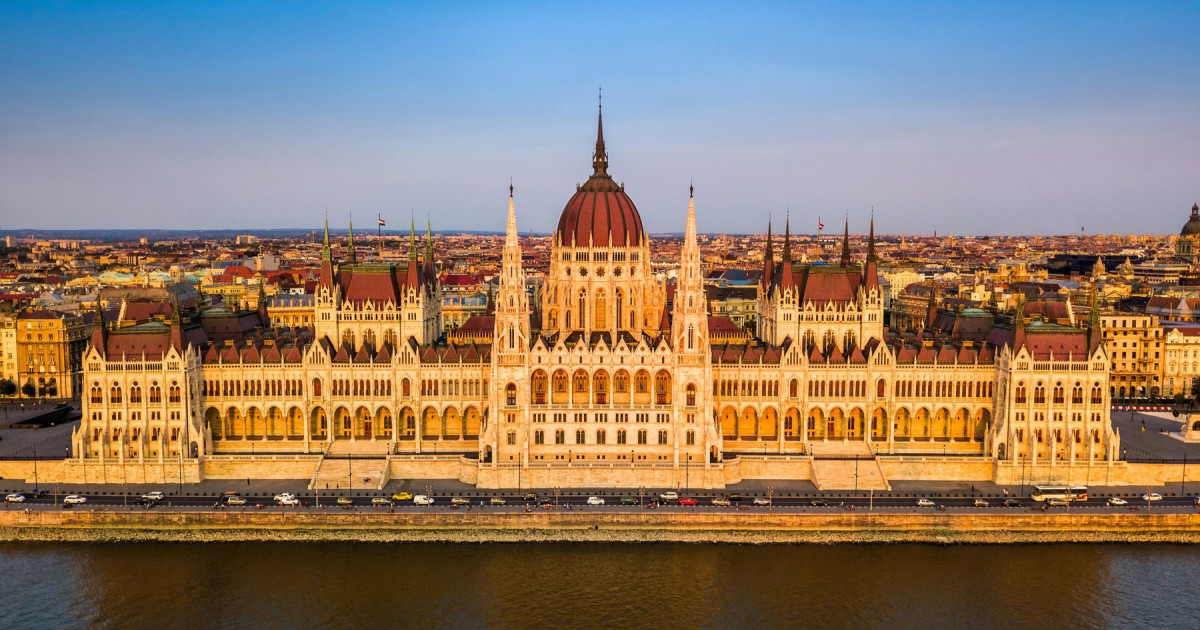 Revenirea steagului Uniunii Europene pe fațada Parlamentului Ungariei: Implicații și Perspective