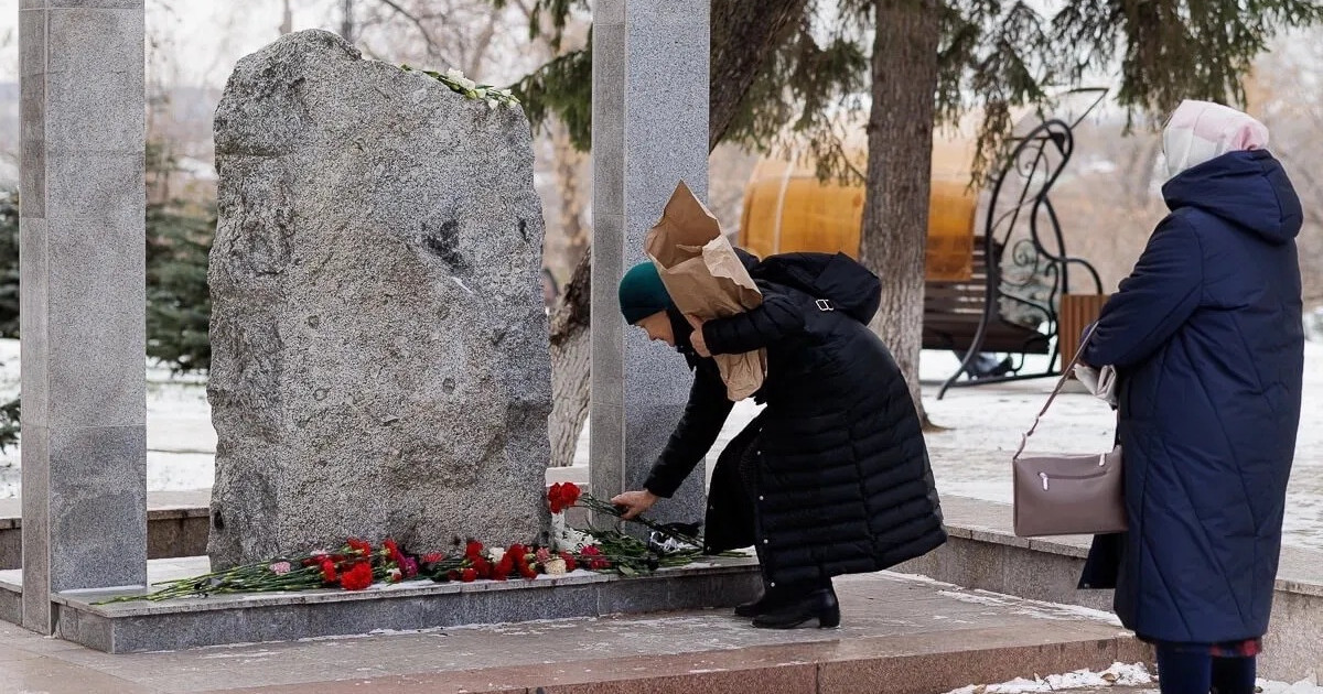 Demontarea Memoriei: Impactul Dispariției unui Monument în Tomsk și Reacțiile Internaționale