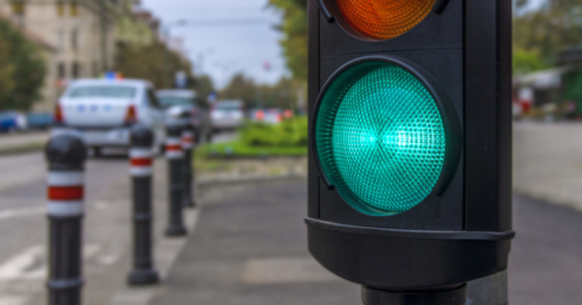 Semafoarele din București: Problema Fluctuațiilor de Tensiune și Impactul Asupra Traficului