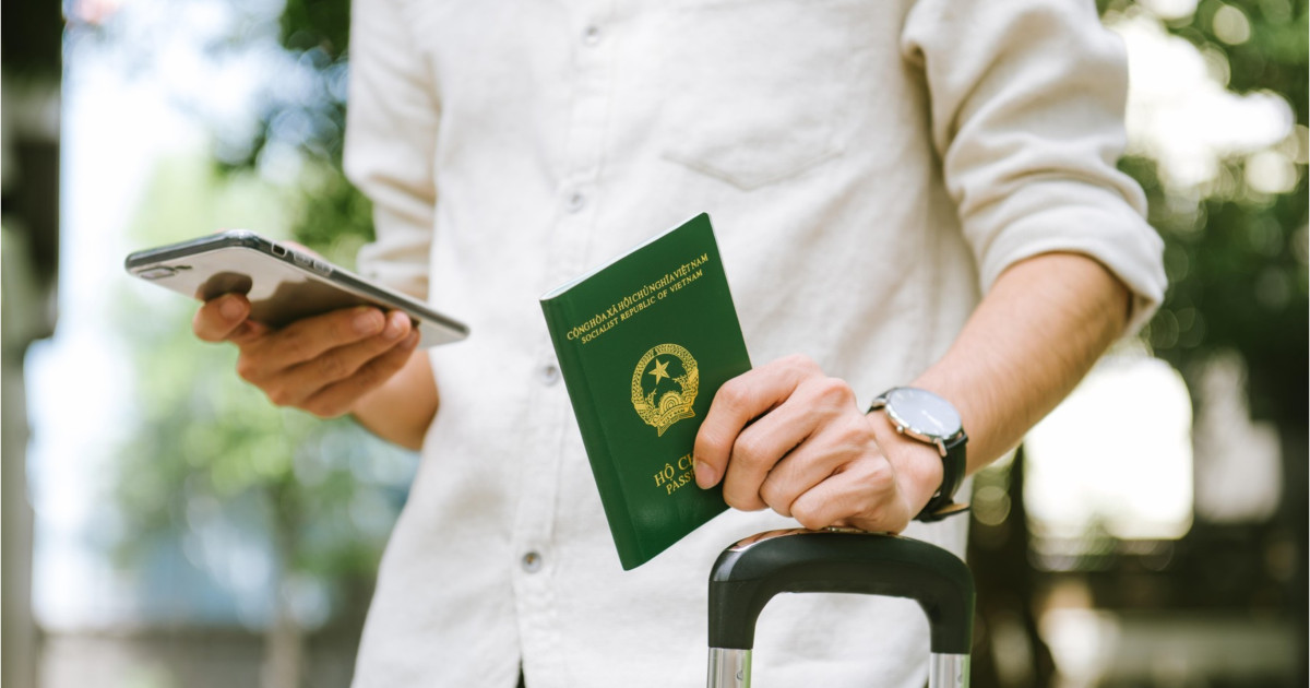 Fenomenul „Passport Bros”: O Căutare Globală a Partenerelor Tradiționale în Contextul Schimbărilor Sociale și Economice