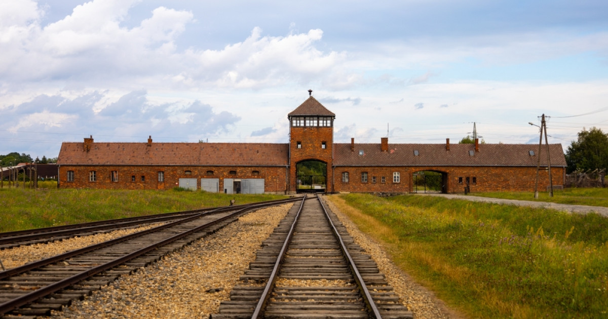 Un Polițist German Condamnat la Vizita Memorialului Auschwitz: O Lecție de Istorie și Responsabilitate