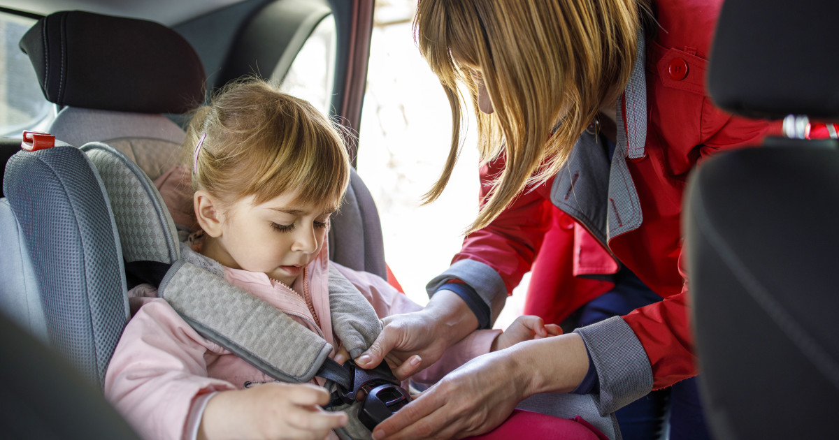 Importanța înălțătoarelor auto pentru copii: Reguli, sancțiuni și impact asupra siguranței rutiere în 2026