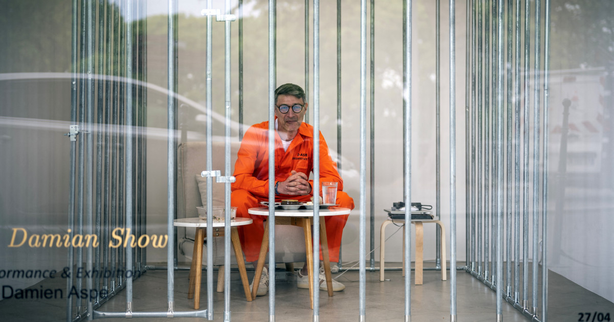 Damien Aspe: Căutarea Libertății într-o Cușcă – Protestul Artistului Francez Împotriva Giganților Tehnologici