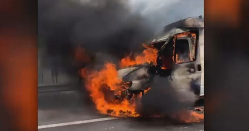 Incendiu pe Autostrada A1: O dubă a luat foc în mers și a provocat blocaje majore