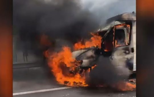Incendiu pe Autostrada A1: O dubă a luat foc în mers și a provocat blocaje majore