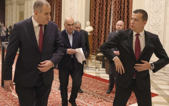 Strategii Politice în Timp de Criză: Analiza Atacurilor PSD asupra Guvernului Bolojan