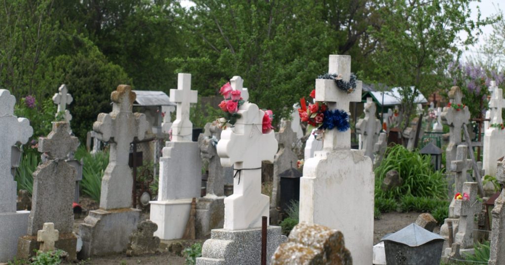 Șantaj în Ploiești: O bătrână păgubită cu 70.000 de lei de impostori care s-au dat drept inspectori de cimitir