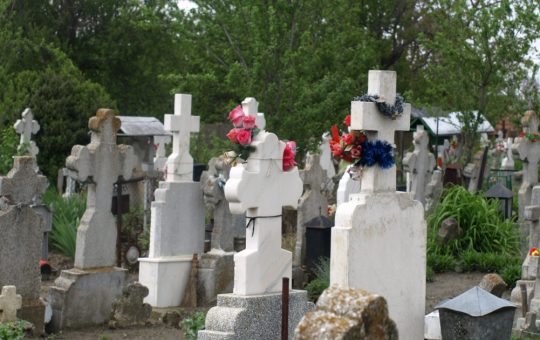 Șantaj în Ploiești: O bătrână păgubită cu 70.000 de lei de impostori care s-au dat drept inspectori de cimitir
