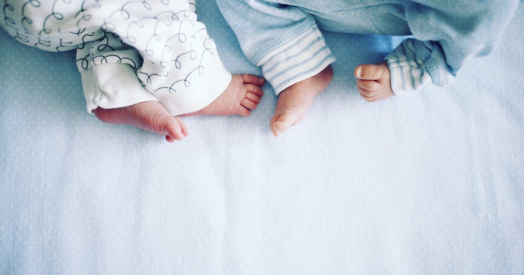 Miracolele geneticii: Povestea gemenelor cu tați diferiți din Marea Britanie