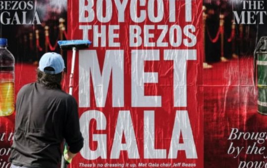 Controversa din jurul lui Jeff Bezos: Boicotul Met Gala 2026 și implicațiile sociale ale unei campanii vizuale în New York