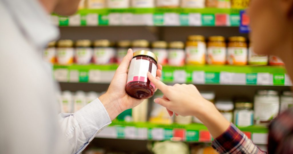 Ghid Complet pentru Citirea Etichetelor Alimentelor: Înțelegerea Termenului-Limită și a Datei Optime de Consum