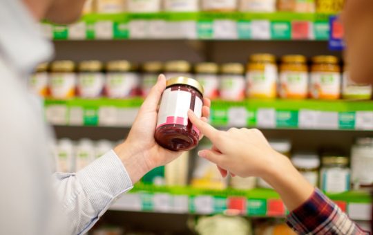 Ghid Complet pentru Citirea Etichetelor Alimentelor: Înțelegerea Termenului-Limită și a Datei Optime de Consum