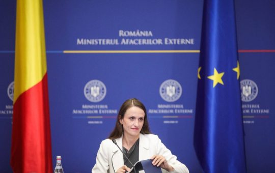 Declasificarea Dosarelor din Anii '90: O Analiză a Impactului și Implicațiilor pentru Societatea Românească