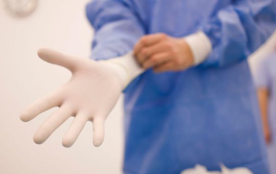 Tragedia estetică: O femeie decedează după o intervenție în București, iar cabinetul medical este închis de Ministerul Sănătății