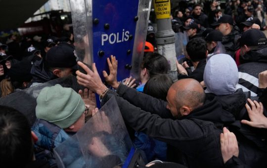 Protestele Violente de 1 Mai în Turcia: O Privire Detaliată asupra Confruntărilor din Istanbul și a Contextului Social