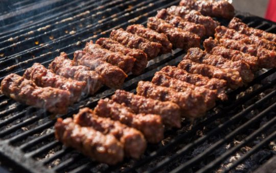 Aglomerația din Piața Obor de 1 Mai: O Tradiție Culinară și Implicațiile Sale Sociale