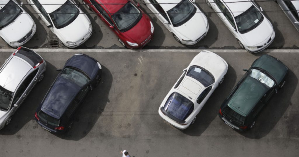 Schimbări semnificative în parcarea publică din București: Impactul noilor reglementări asupra șoferilor de mașini hibride și jurnaliștilor