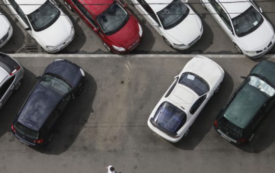 Schimbări semnificative în parcarea publică din București: Impactul noilor reglementări asupra șoferilor de mașini hibride și jurnaliștilor
