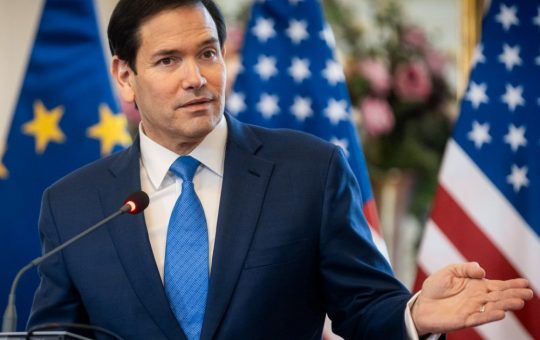 Întâlnirea Istorică dintre Marco Rubio și Papa Leon: O Analiză a Relațiilor SUA-Vatican în Contextul Tensiunilor Politice Actuale