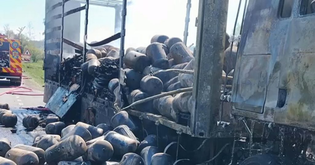 Incendiu pe DN6: Impactul unui accident cu un TIR și provocările gestionării situațiilor de urgență