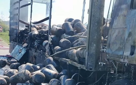 Incendiu pe DN6: Impactul unui accident cu un TIR și provocările gestionării situațiilor de urgență