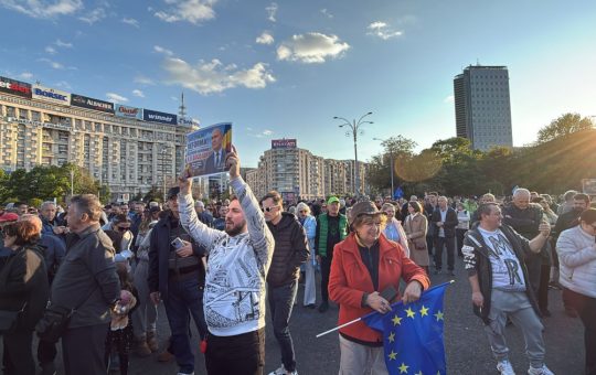 Manifestații pro-Bolojan: O privire asupra dinamicii politice românești în contextul moțiunii de cenzură