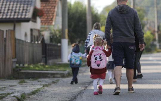 Reforma Alocației pentru Copii în România: O Măsură Controversată pentru Stimularea Educației