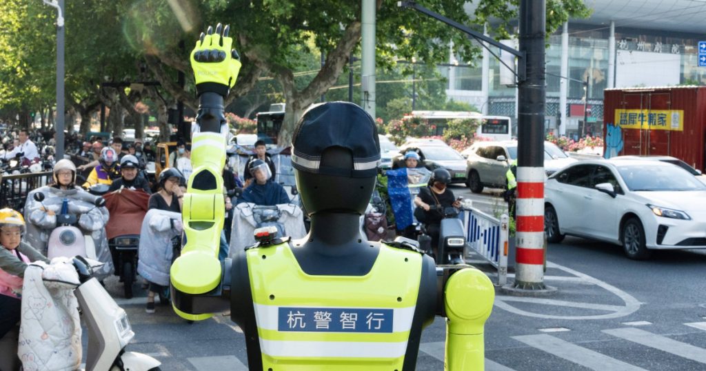 Roboți Umanoizi în China: Inovație Tehnologică sau Viitorul Gestionării Traficului?
