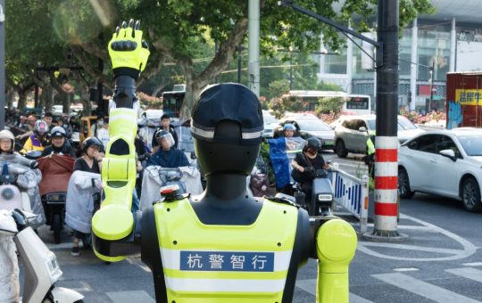 Roboți Umanoizi în China: Inovație Tehnologică sau Viitorul Gestionării Traficului?