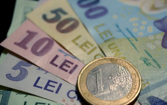 Cursul Valutar în Creștere: O Analiză a Impactului Crizei Politice Asupra Economiei Românești