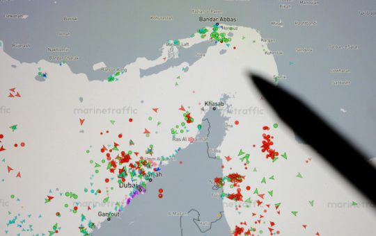 Tensiunile din Strâmtoarea Ormuz: Implicațiile unui atac iranian asupra unei nave de război americane