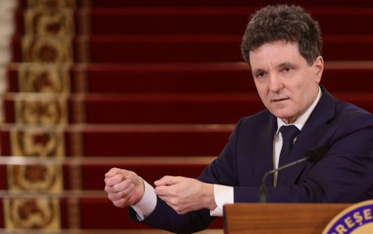 Incertitudini Politice în România: Analiza Declarațiilor lui Nicușor Dan în Contextul Moțiunii de Cenzură